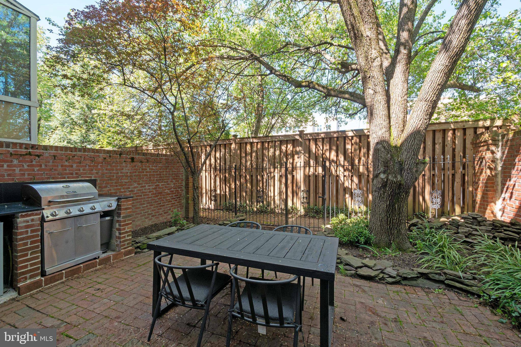 COURTHOUSE SQUARE - Residential