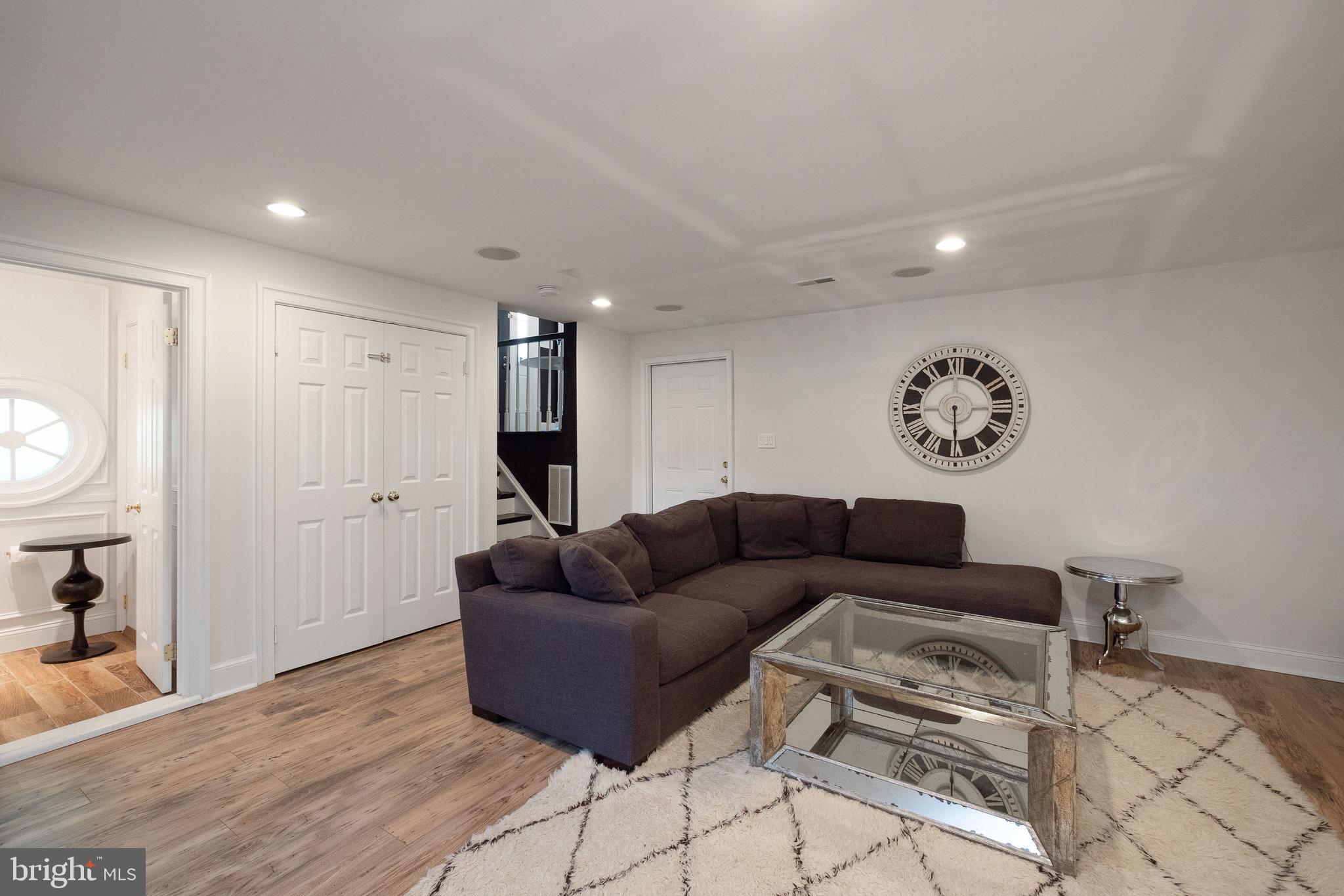 COURTHOUSE SQUARE - Residential