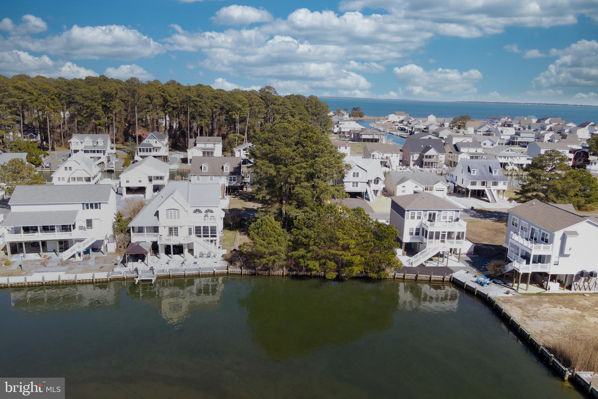 CAPTAIN'S COVE - Land