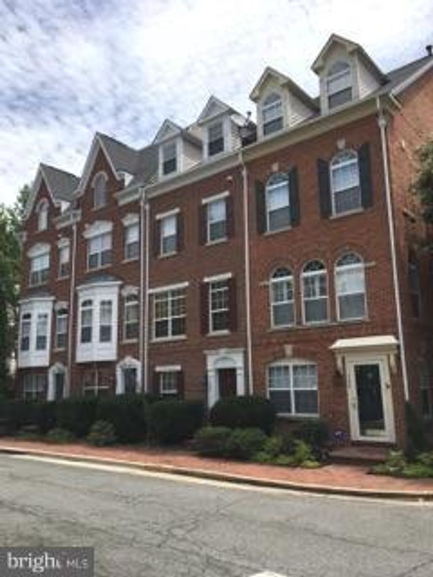 Sensational Jackson Model within eyes reach of the 52-acre Brenman Park. Sun filled townhome in sought after Cameron Station w/ hardwood floors on the main level and plush carpet upstairs. Enjoy your huge master suite that expands the entire 3rd floor of the home! Close to all of Cameron Station amenities, shuttle to the metro, direct bus to the Pentagon, close to Historic Old Town and DC!