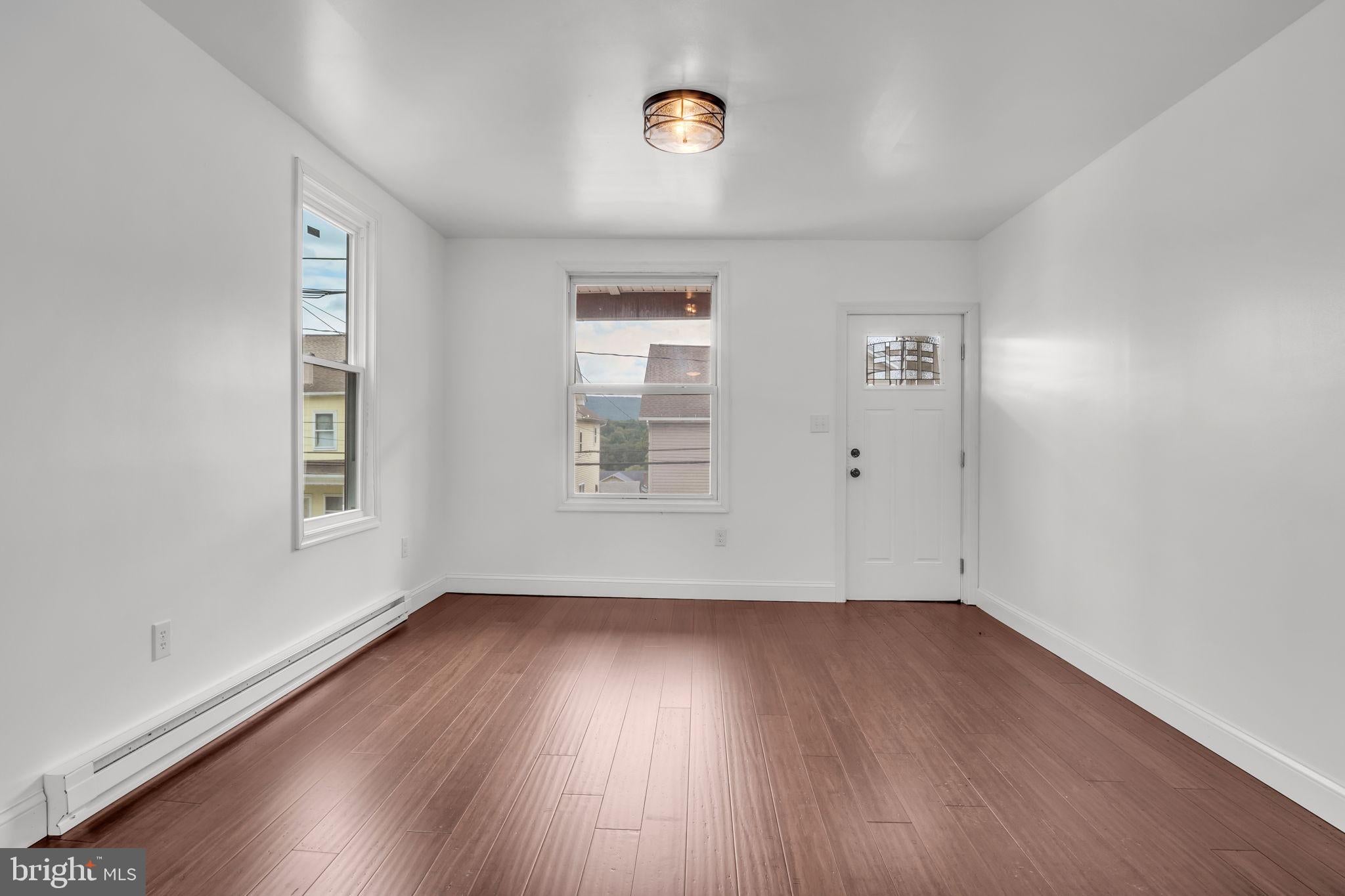 17 E GRAND AVENUE