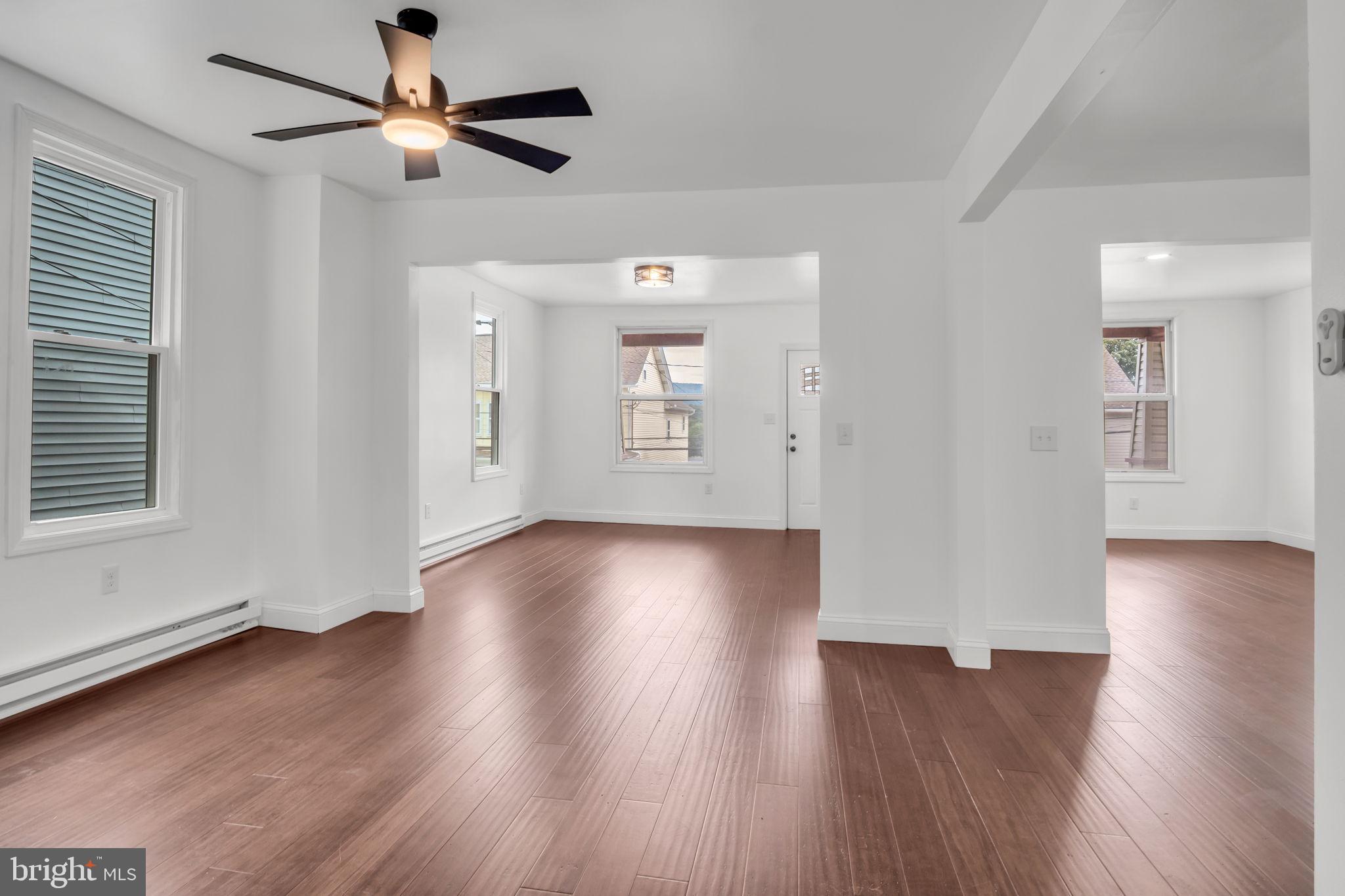 17 E GRAND AVENUE