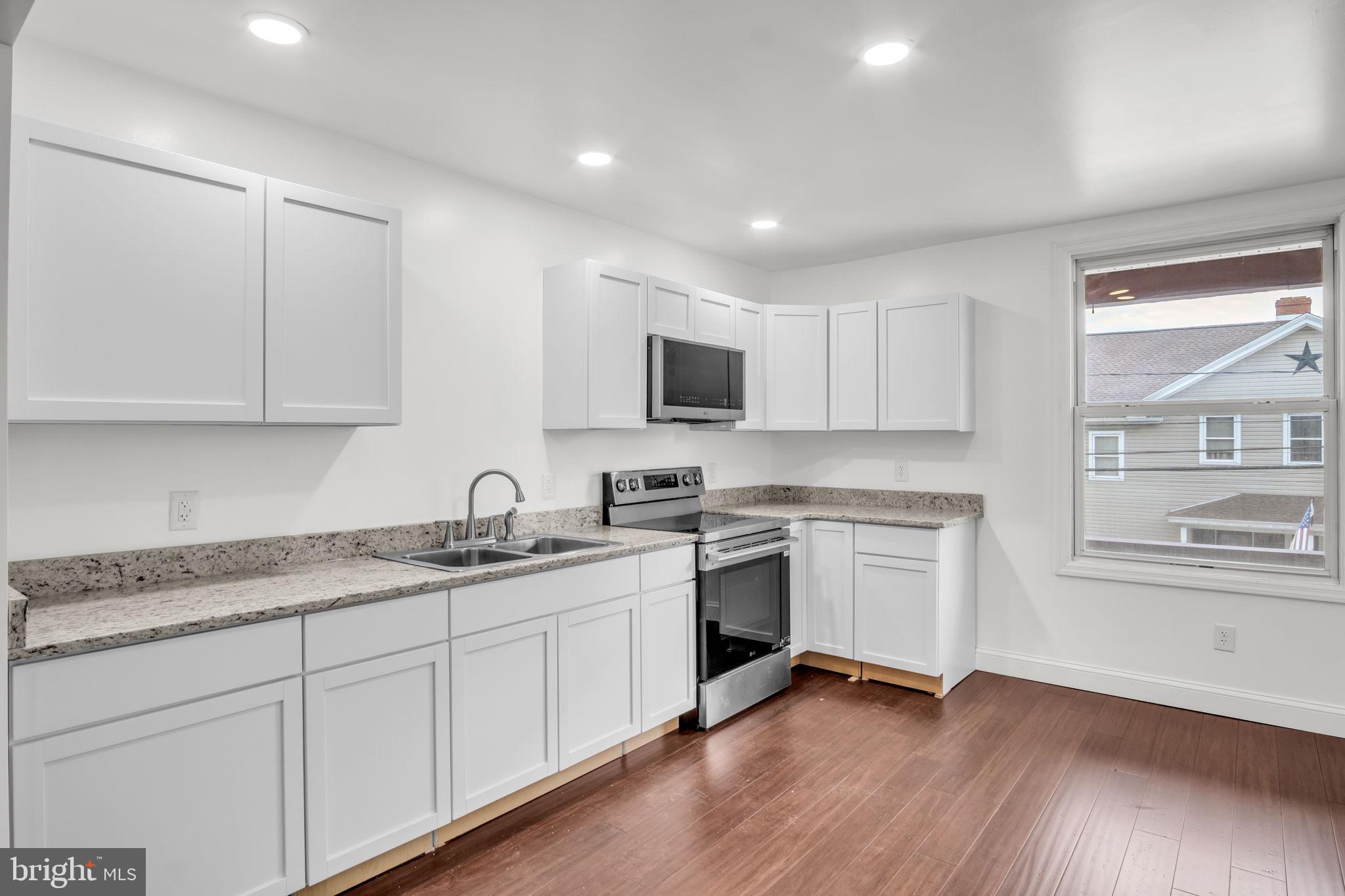 17 E GRAND AVENUE
