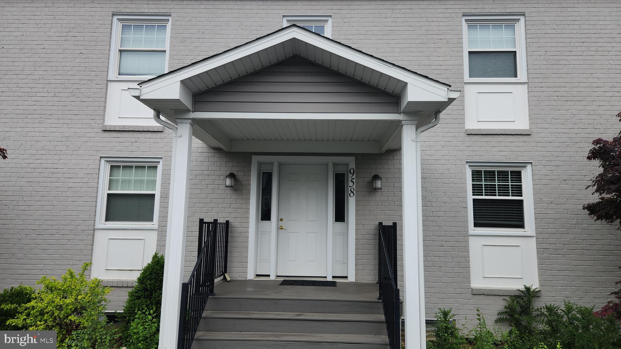 958 COLLEGE AVENUE
