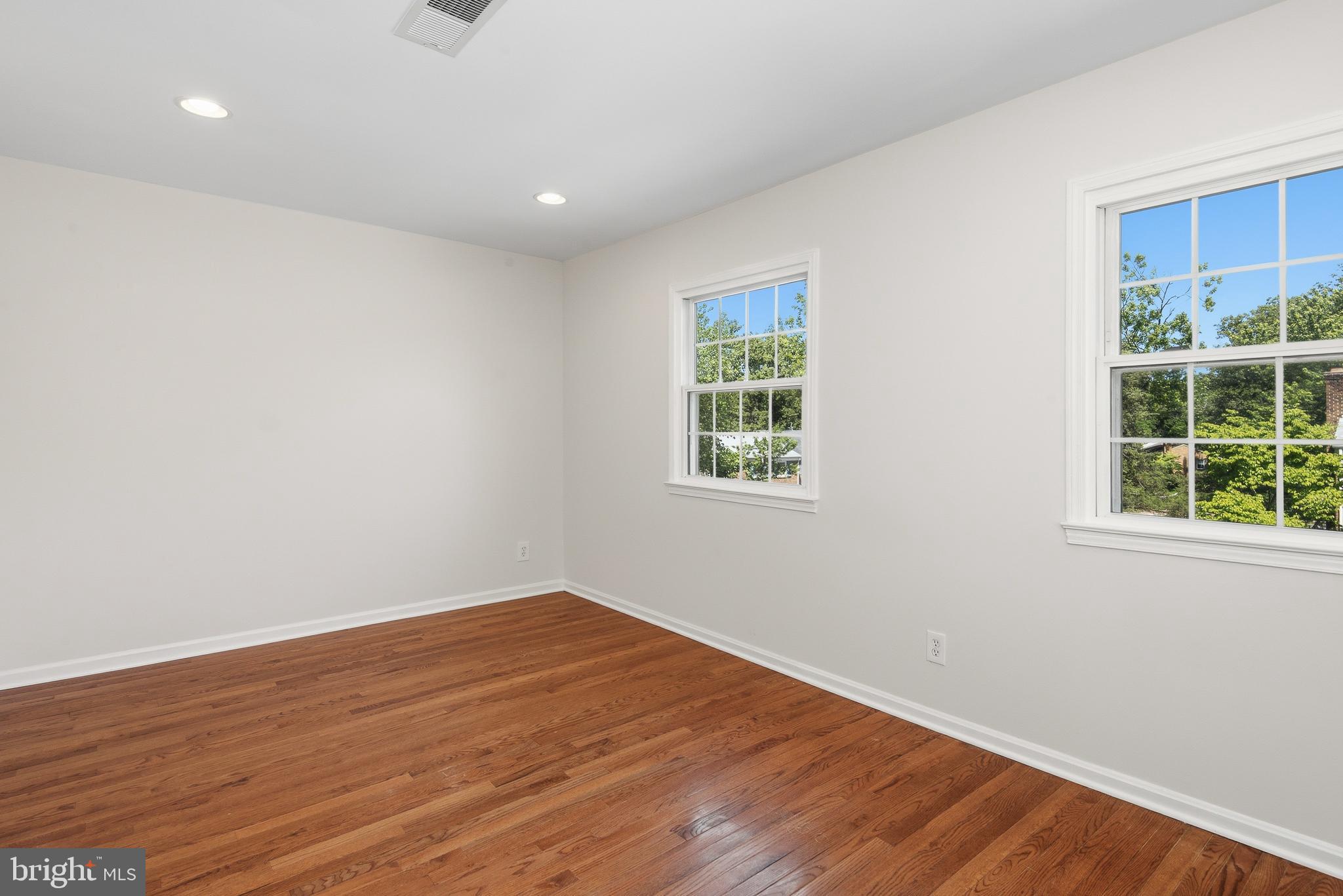 LONDON TOWNE - Residential