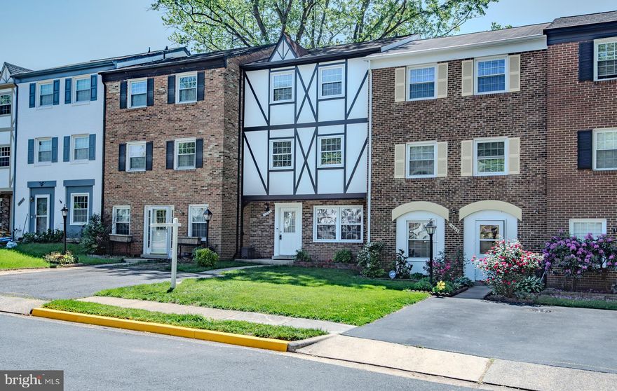 Fantastic 3 level townhome in centrally located Centreville! Charming freshly painted exterior
(2026) greets you with a private driveway parking space in front of the home. Entry level
features a large rec room, brand new carpet (2026), half bath and laundry room. Walk out to the
spacious backyard, with patio space, storage shed and new rear gate door. Hardwood stairs
lead you to the main level with a welcoming family room, breakfast nook between family room
and kitchen and a convenient half bath. Generous sized kitchen updated in 2020 with white
cabinetry, stainless steel appliances and granite counter tops. Upper level includes 3 bedrooms
(all with hardwood floors), with access to the hallway bathroom. Primary bedroom has a large
walk in closet, separate closet with new mirrored sliding doors and en suite full bathroom. Whole
house interior paint (2026), HVAC (2025), Water Heater (2019).
London Town community is conveniently located to multiple shopping centers, parks, and major commuter roads includingI-66, Route 28, Route 29. 6 miles from Dulles International Airport and multiple options for
commuting in and out of Washington DC. Move right in and enjoy all this townhome and community has to offer!