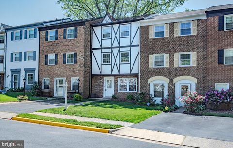 Photo of 14843 Leicester Court, CENTREVILLE, VA 20120 (MLS # VAFX2292460)