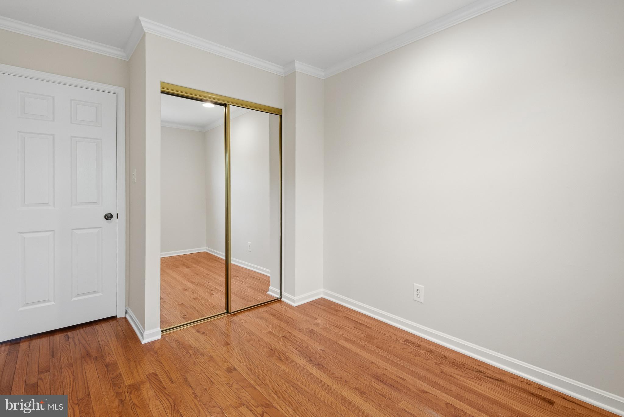 LONDON TOWNE - Residential