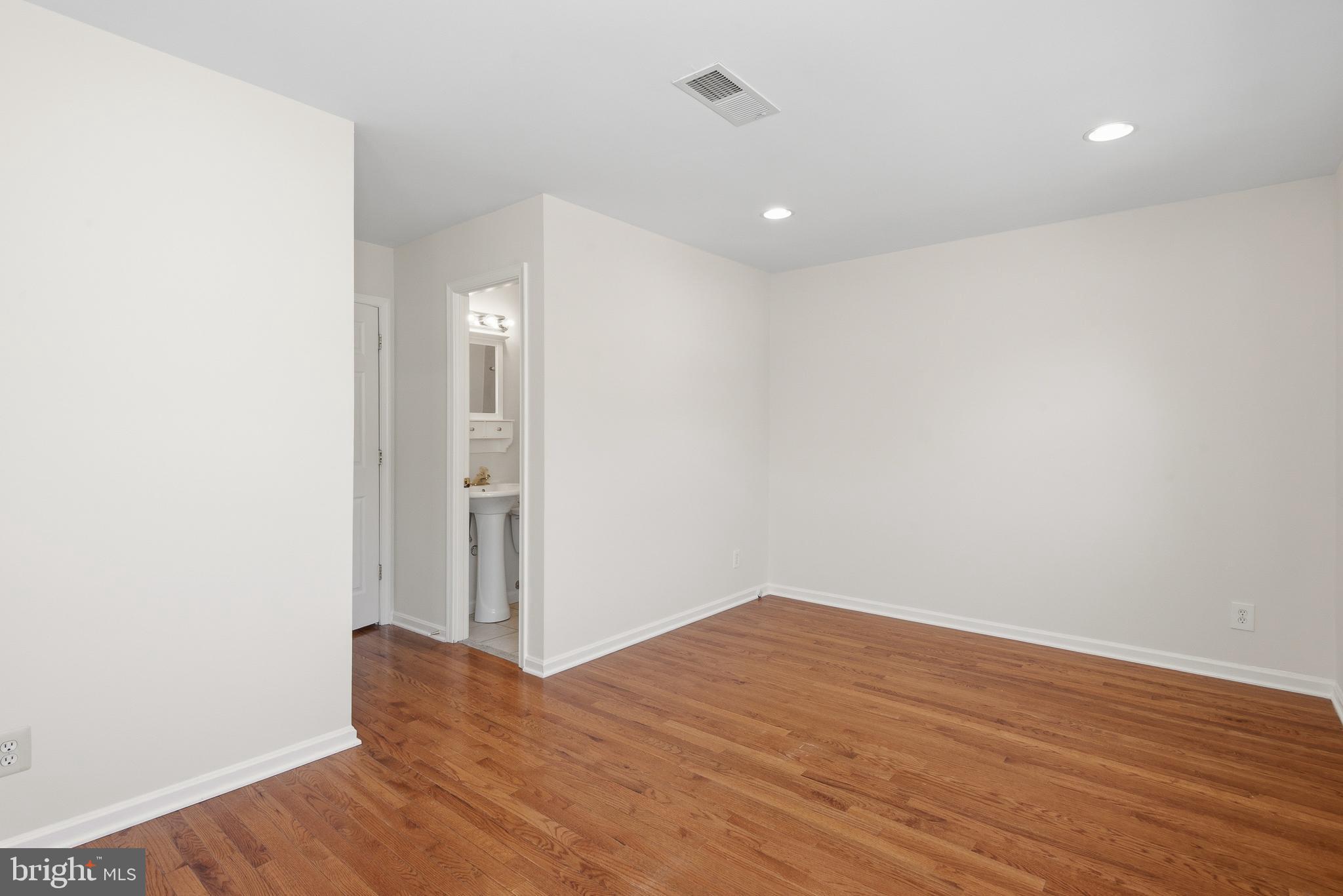 LONDON TOWNE - Residential