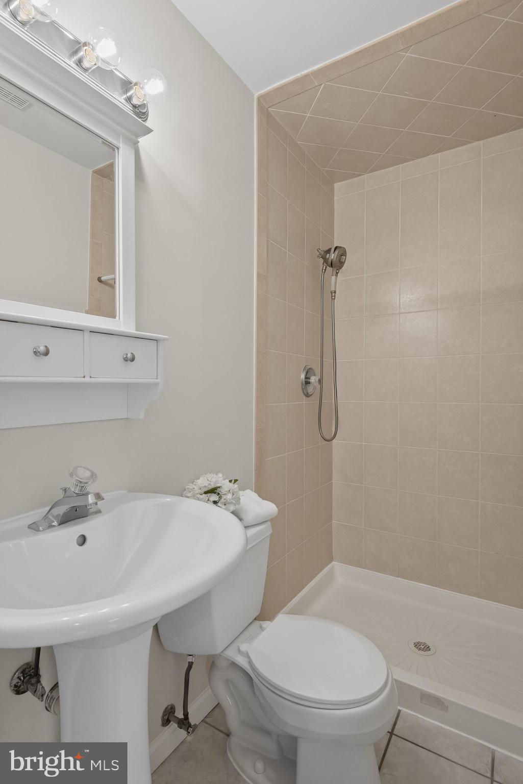 LONDON TOWNE - Residential