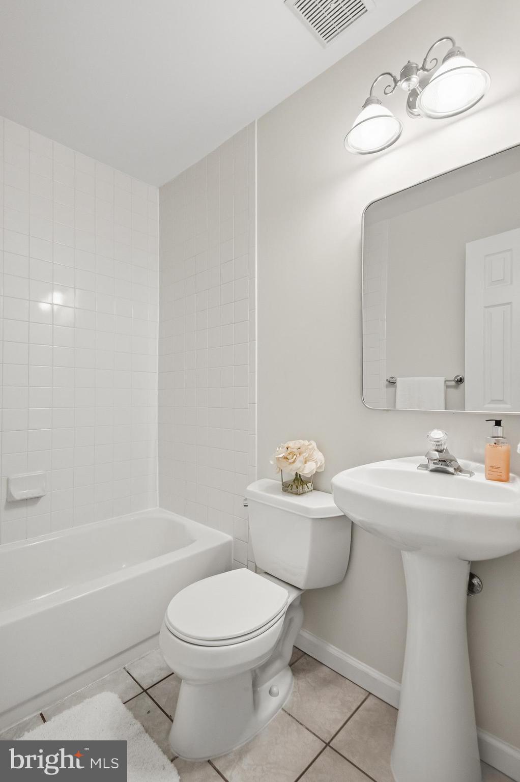 LONDON TOWNE - Residential