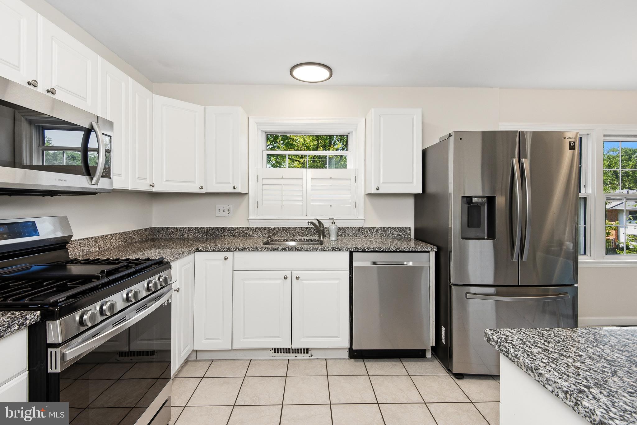 LONDON TOWNE - Residential