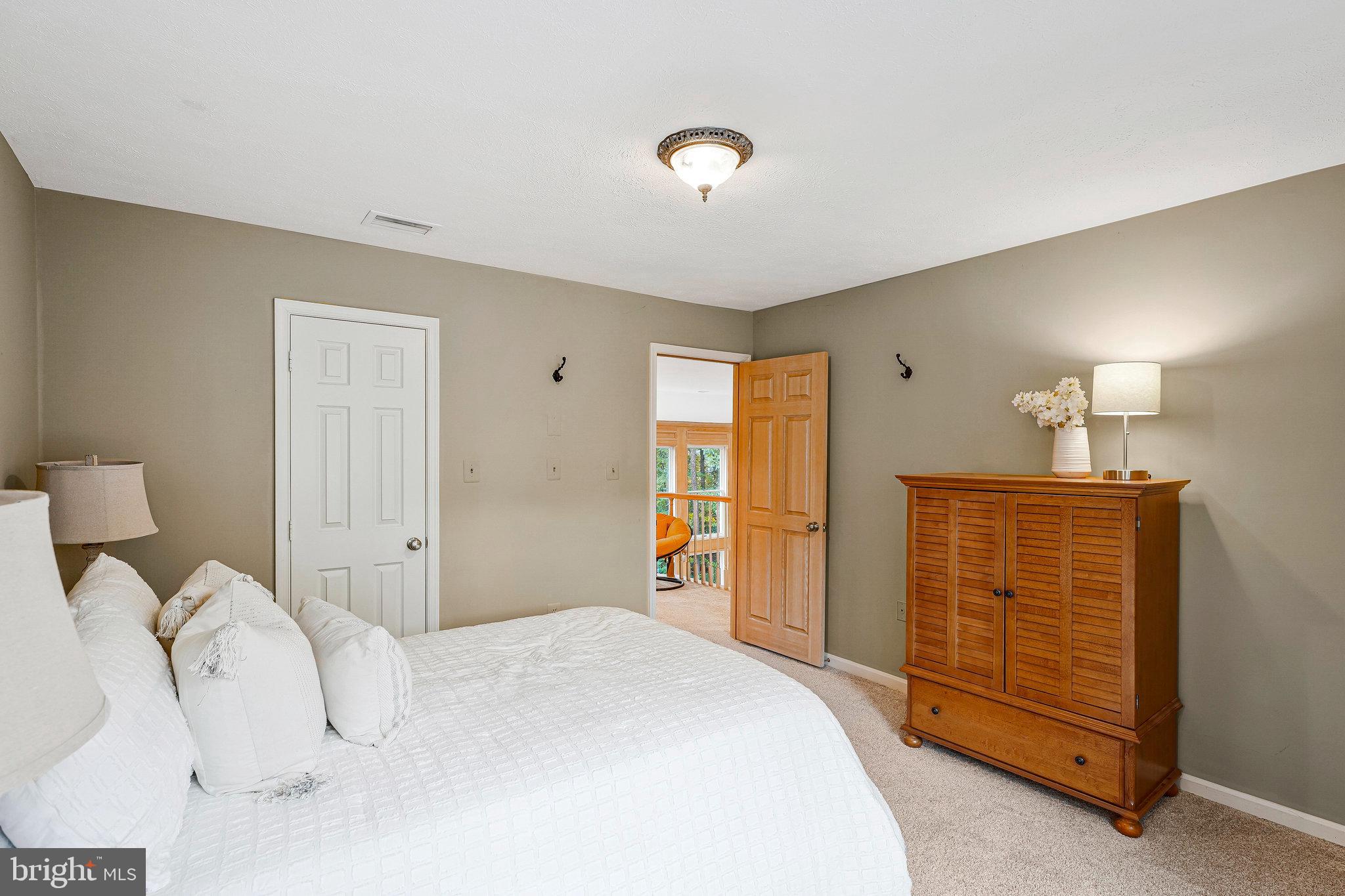 BURKE LAKE MEADOW - Residential