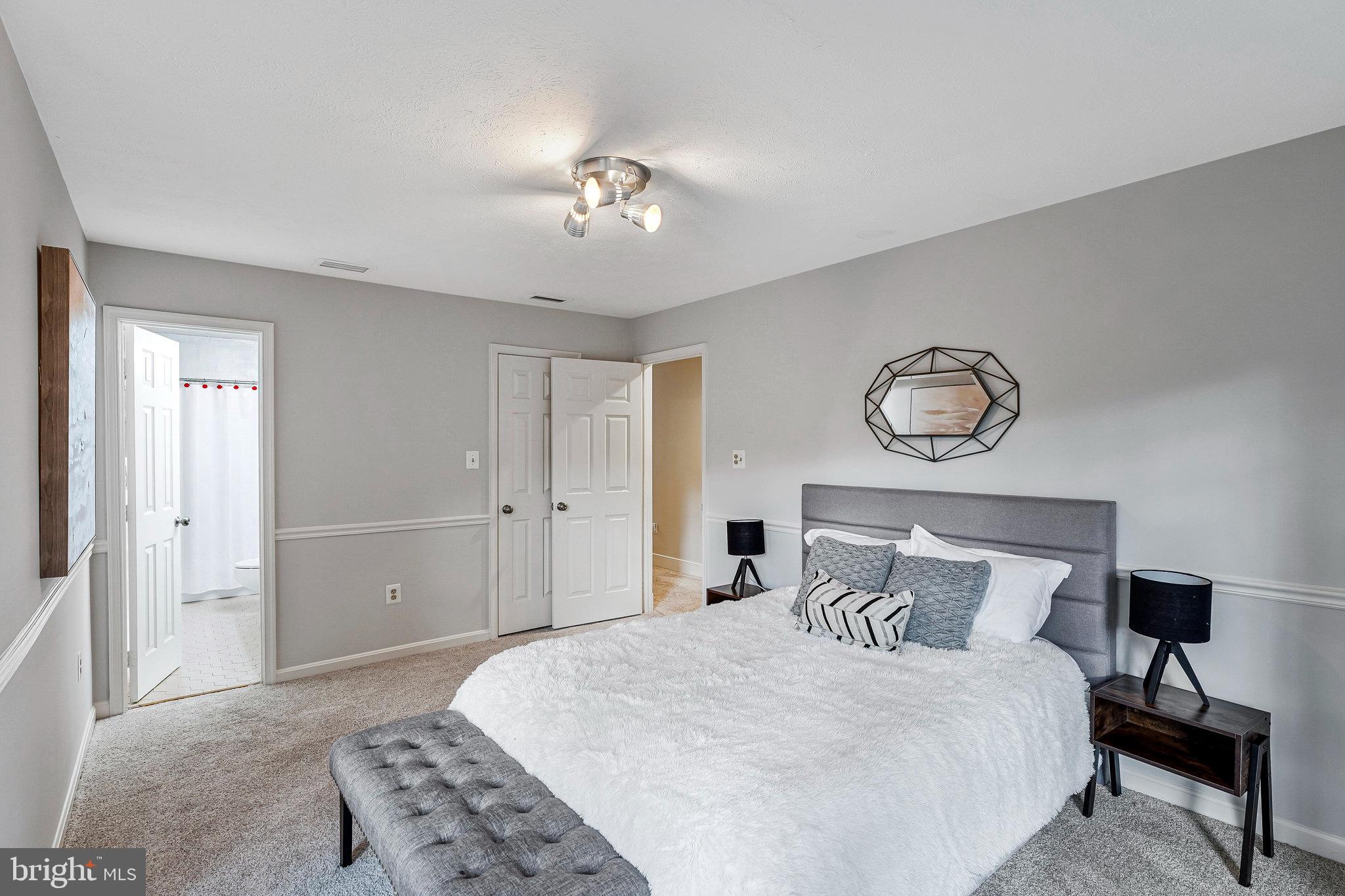 BURKE LAKE MEADOW - Residential