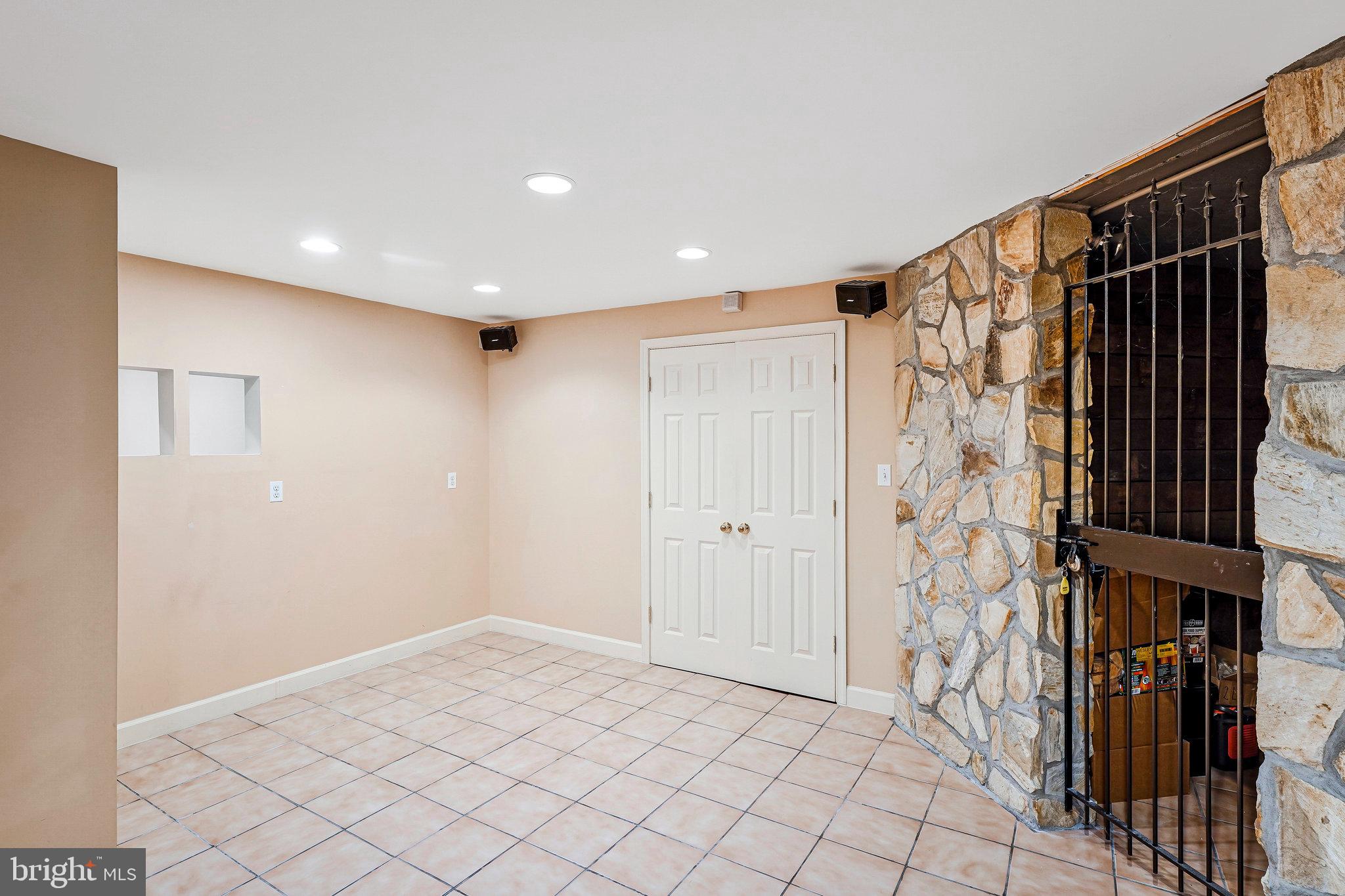 BURKE LAKE MEADOW - Residential