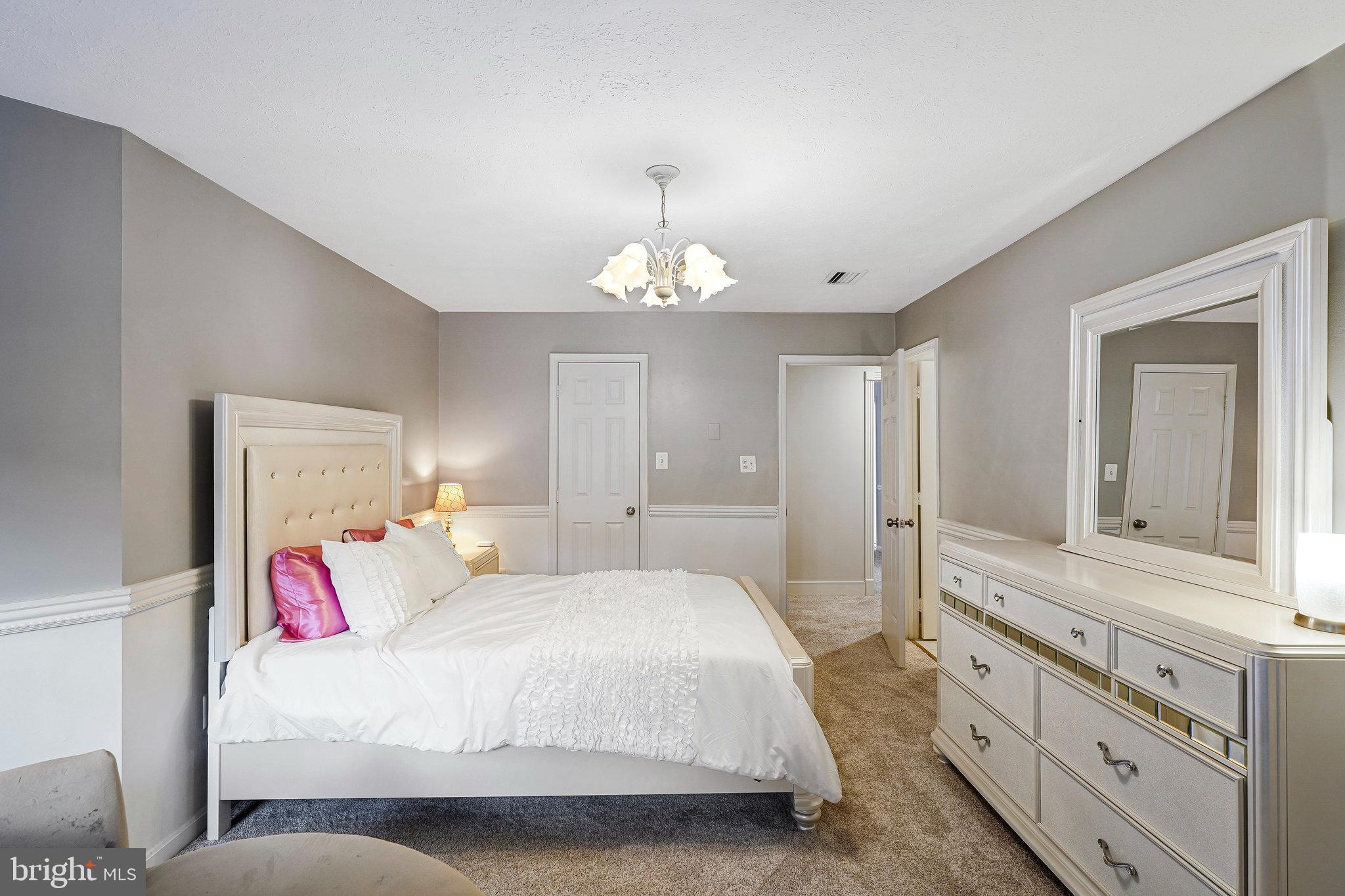 BURKE LAKE MEADOW - Residential