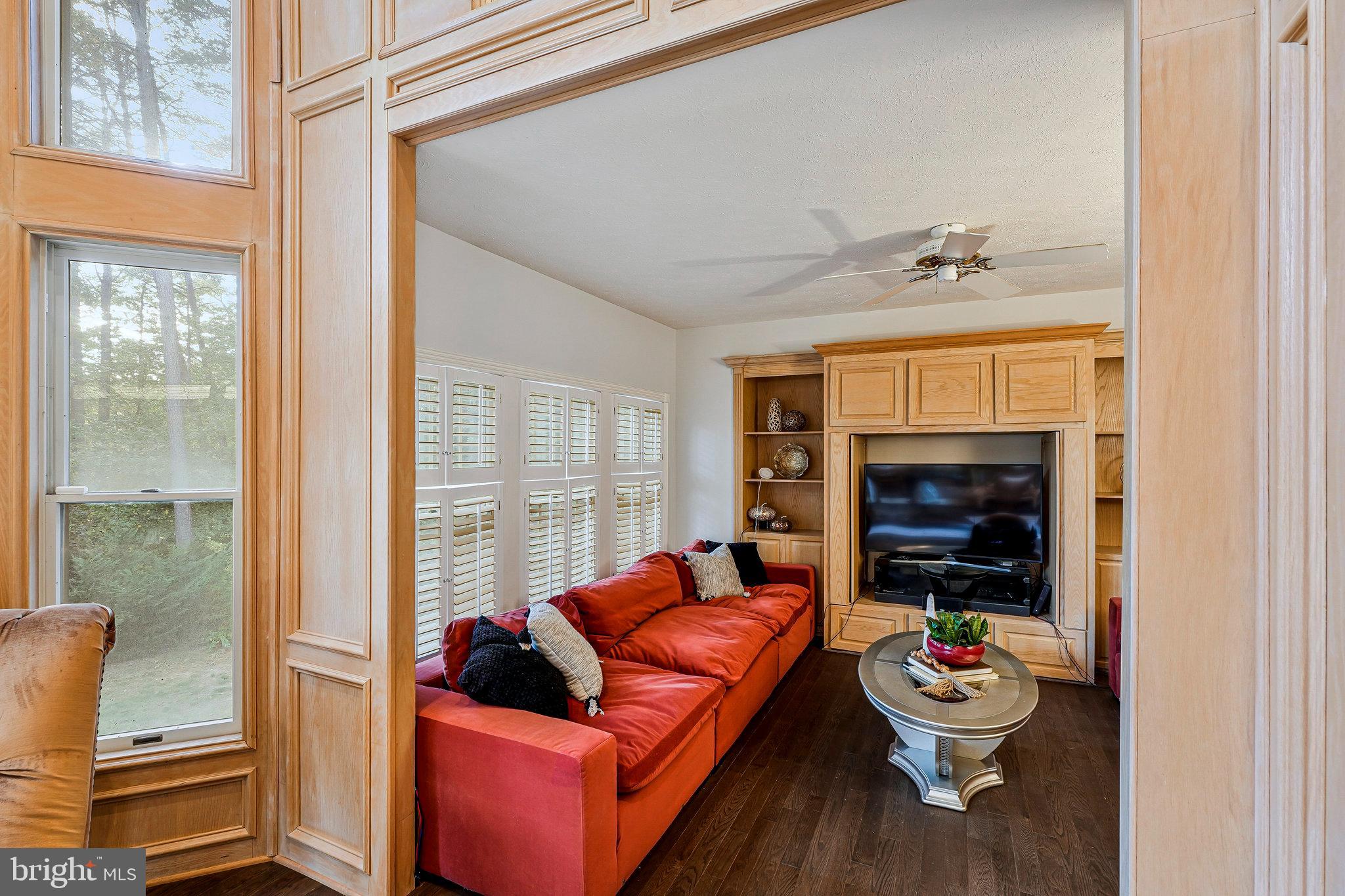 BURKE LAKE MEADOW - Residential