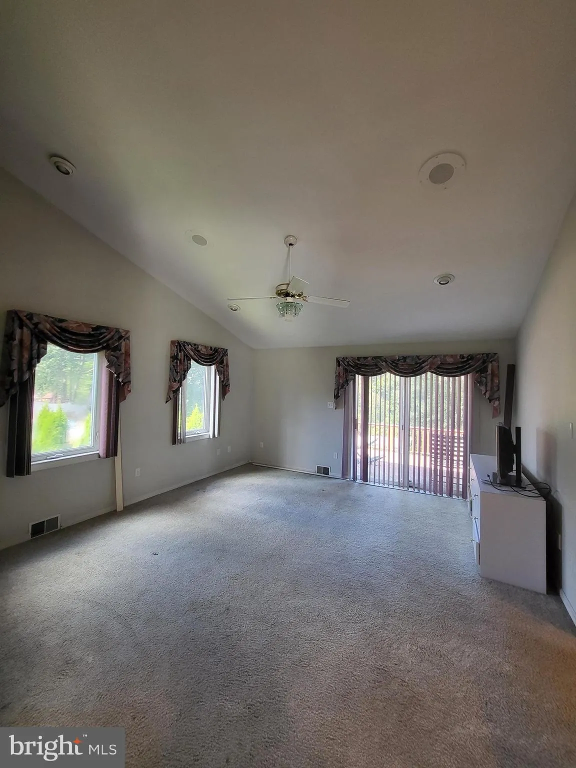 Reading, Pennsylvania 19605, United States, 2 Bedrooms Bedrooms, ,2 BathroomsBathrooms,Residential,Pending,206537