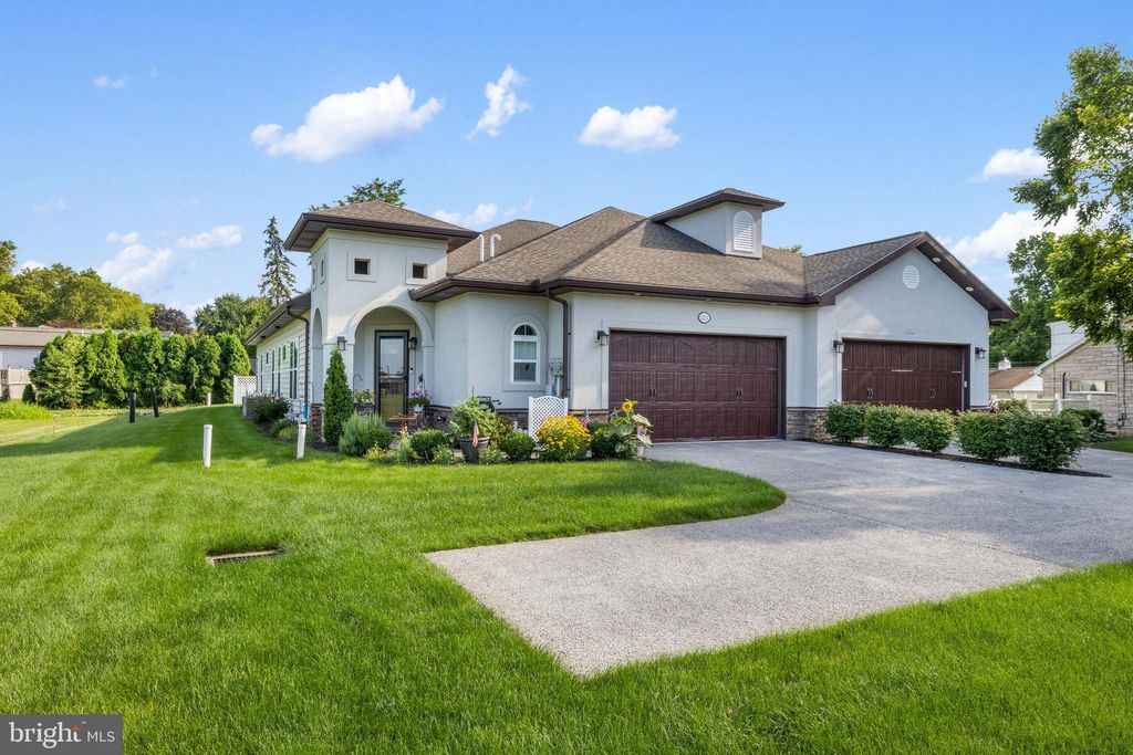 Photo of 2224 Eastern Boulevard #B, YORK, PA 17402 (MLS # PAYK2086120)