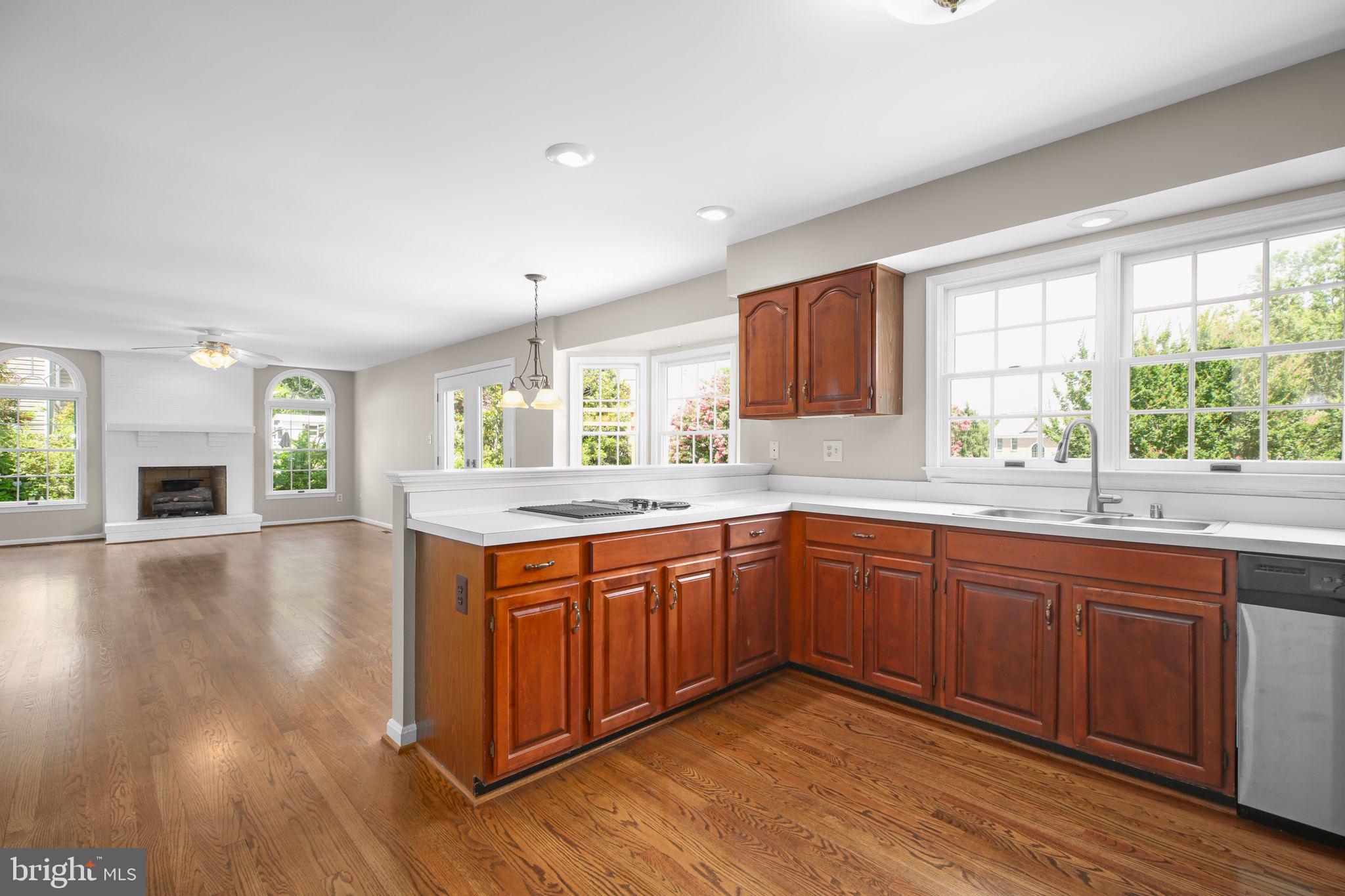 CRYSTAL LAKE - Residential