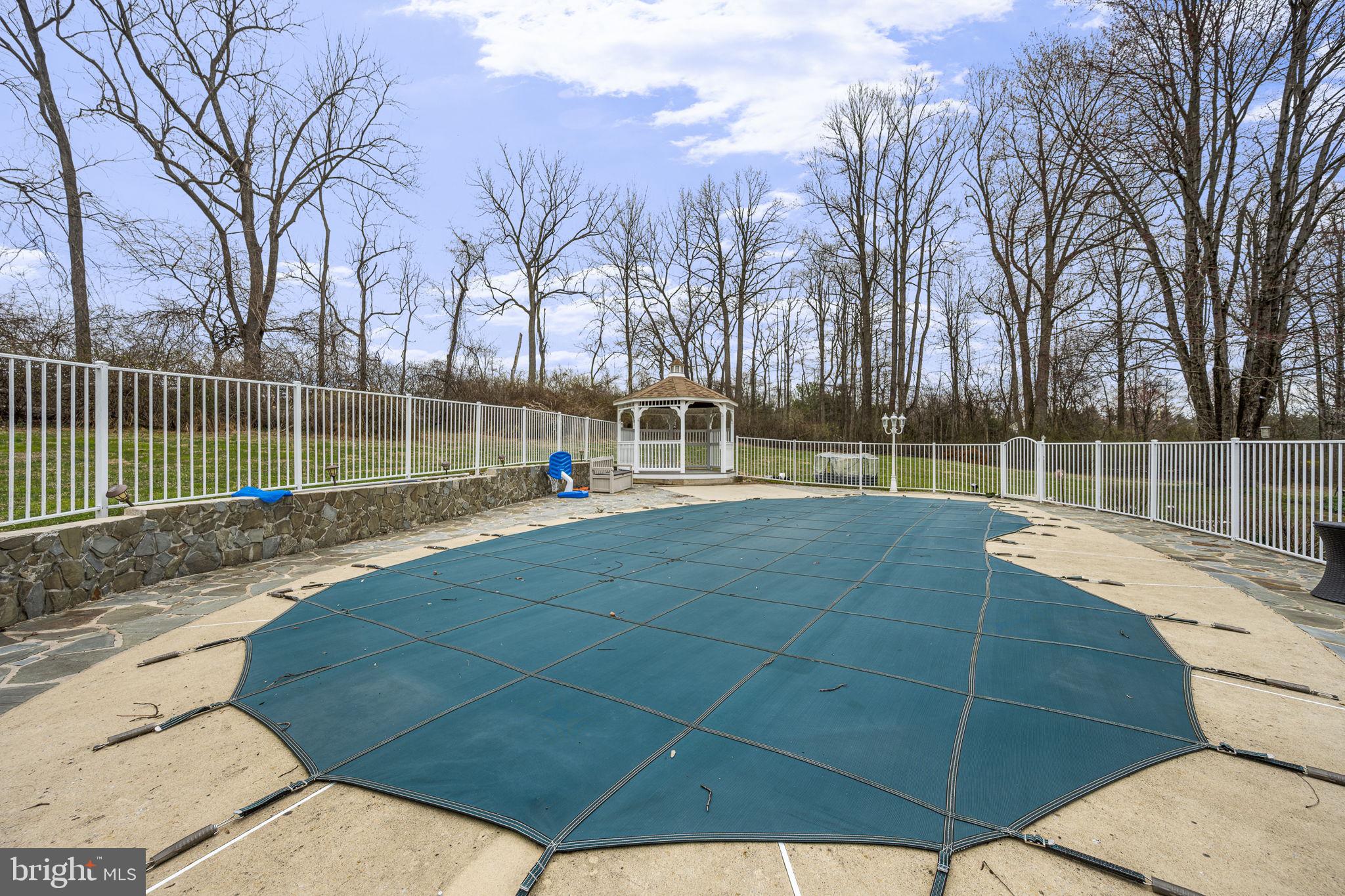 BASSETT HUNT - Residential