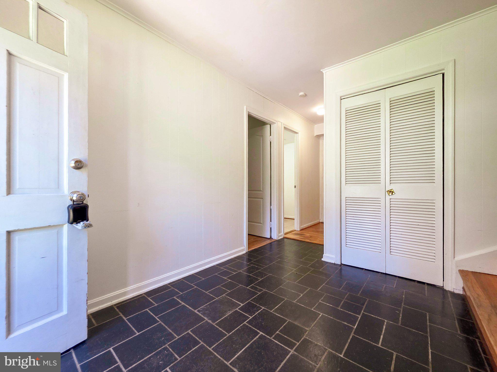4221 N VALIANT COURT