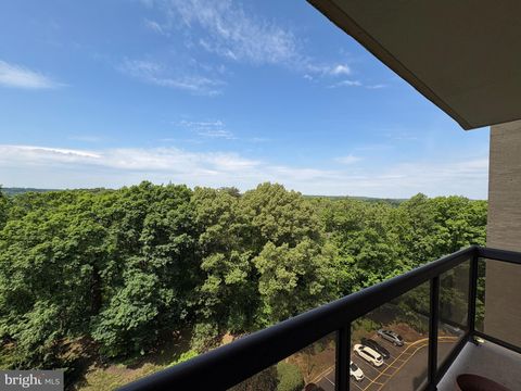Photo of 309 Yoakum Parkway #1105, ALEXANDRIA, VA 22304 (MLS # VAAX2060726)