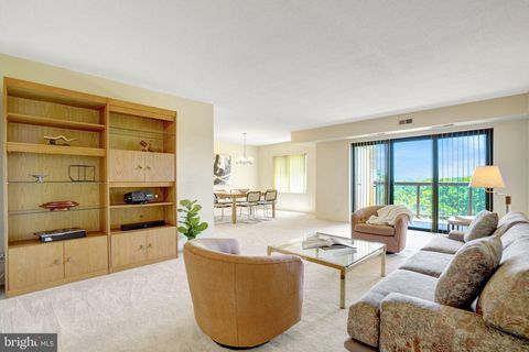 Photo of 309 Yoakum Parkway #1105, ALEXANDRIA, VA 22304 (MLS # VAAX2060726)