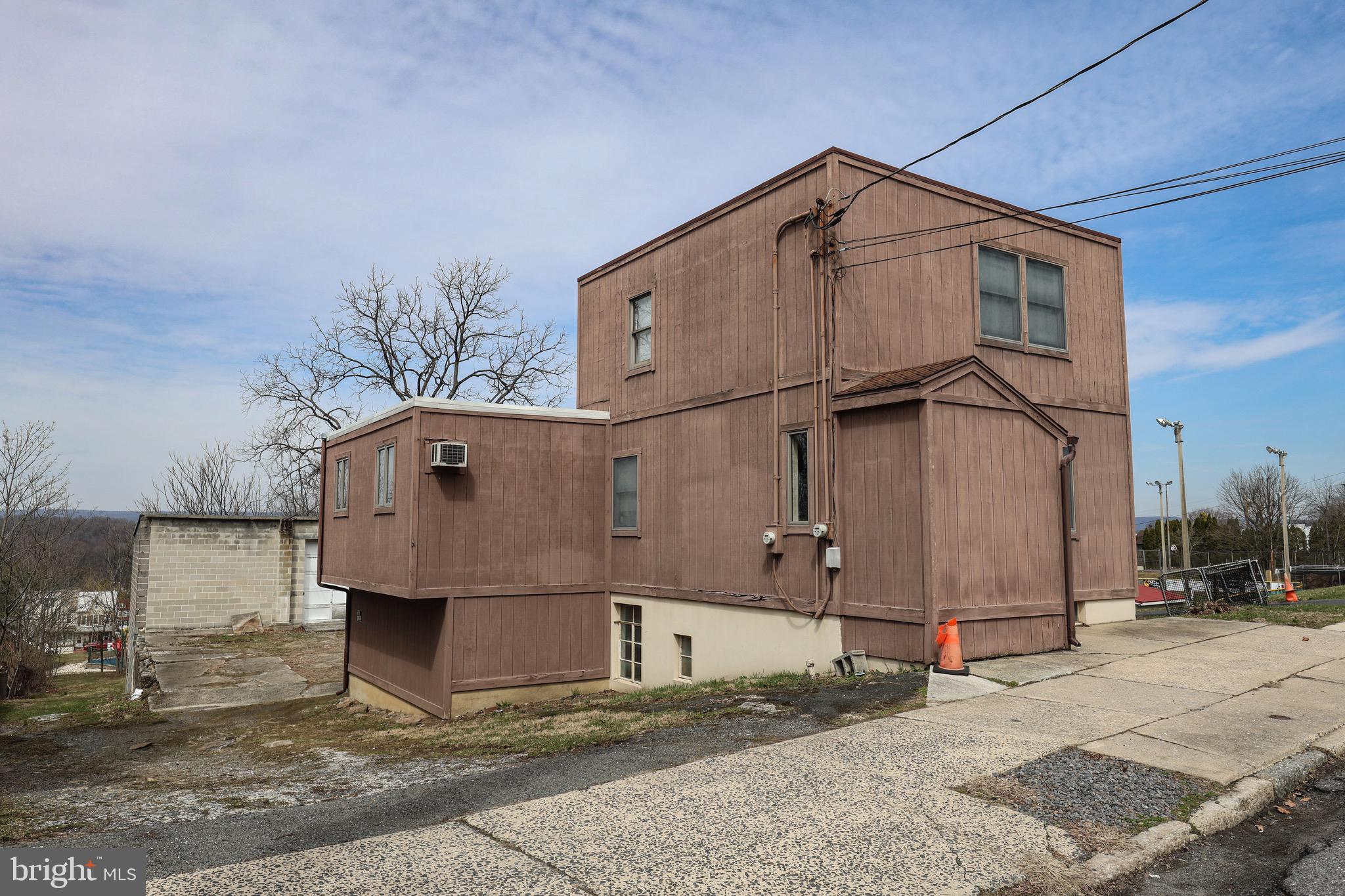 2042 MAHANTONGO STREET