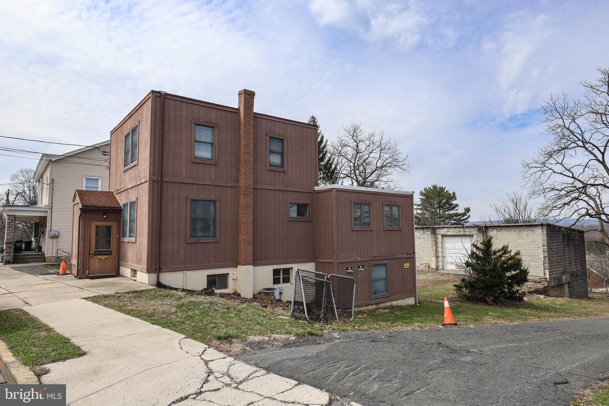 2042 MAHANTONGO STREET