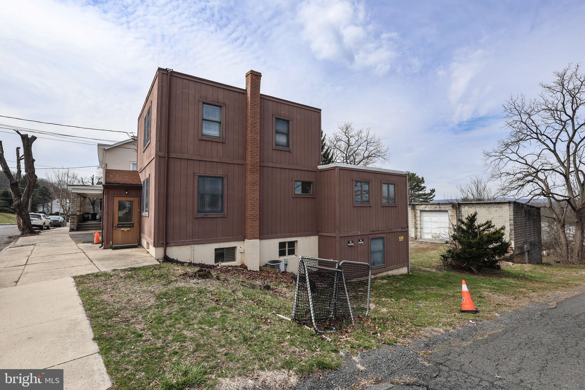 2042 MAHANTONGO STREET