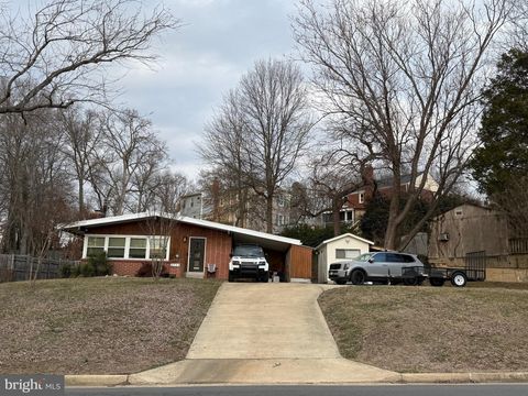 Photo of 2904 Farmington Drive, ALEXANDRIA, VA 22303 (MLS # VAFX2297288)