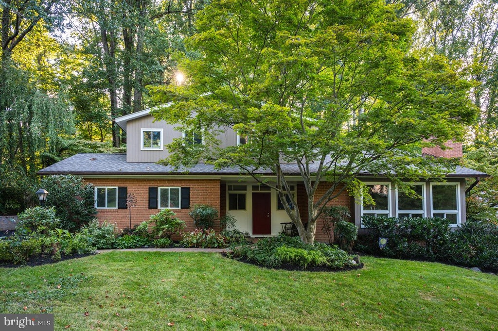 Photo of 9115 Santayana Drive, FAIRFAX, VA 22031 (MLS # VAFX2339132)