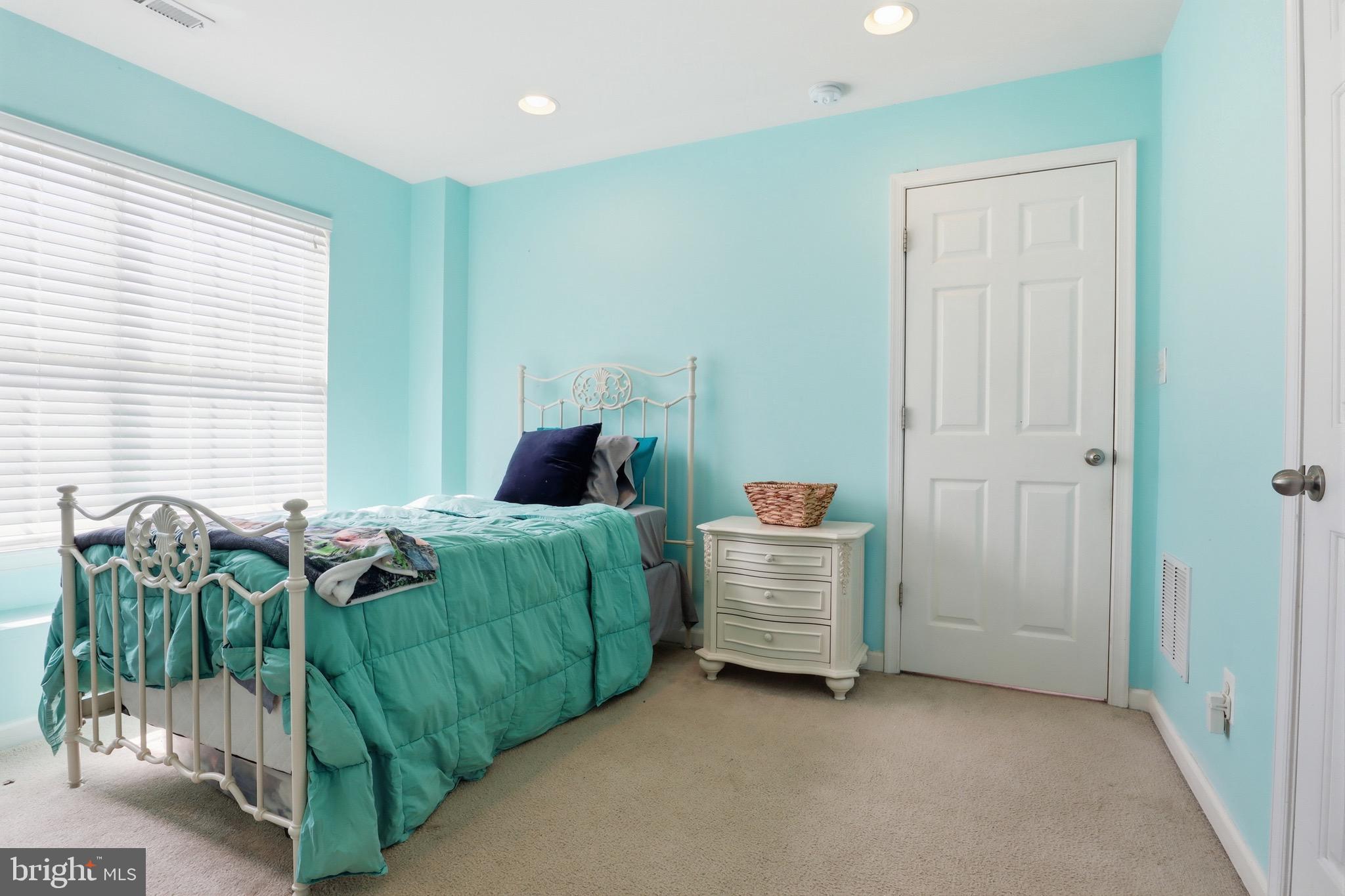 HOLLY WOODS - Residential