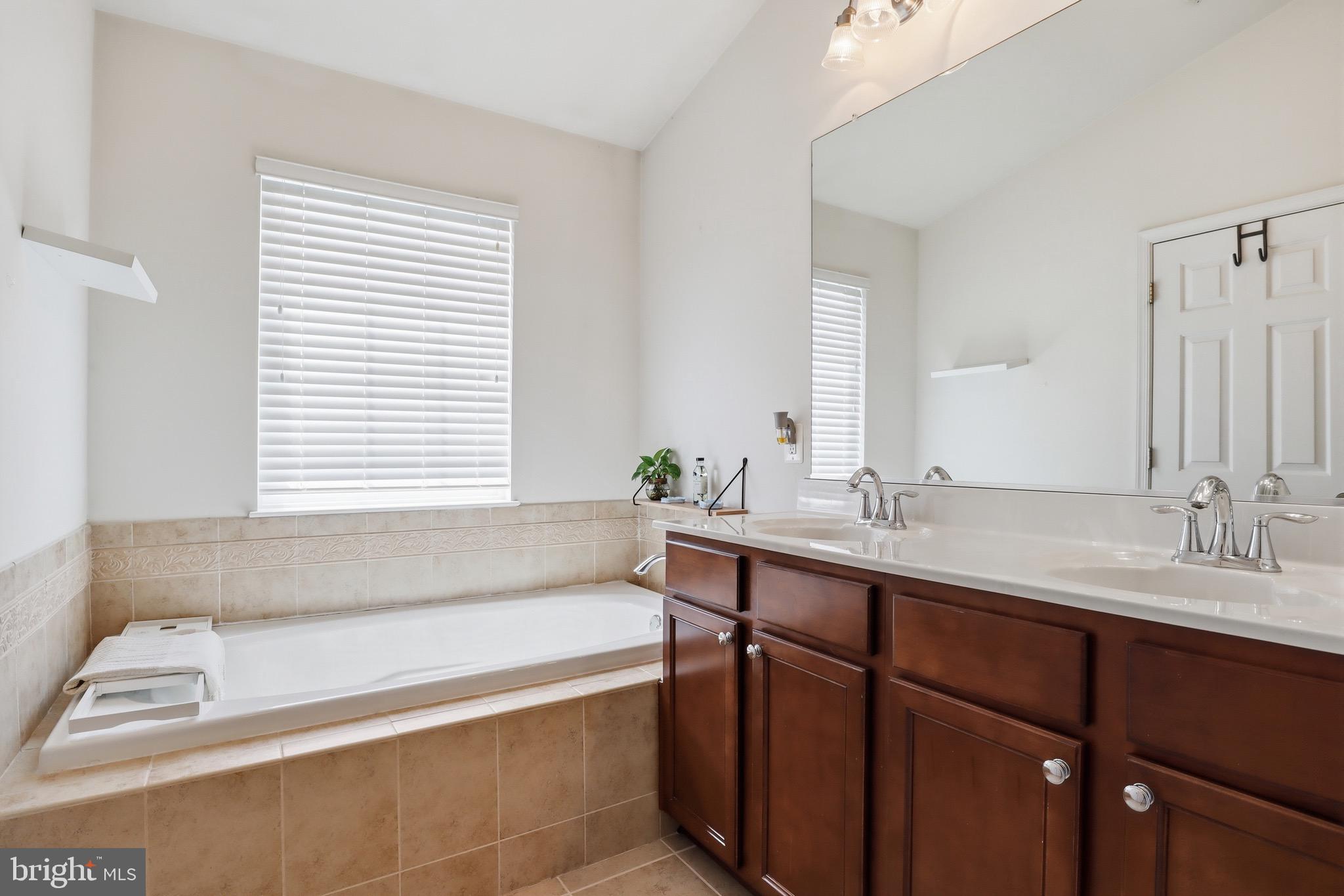 HOLLY WOODS - Residential