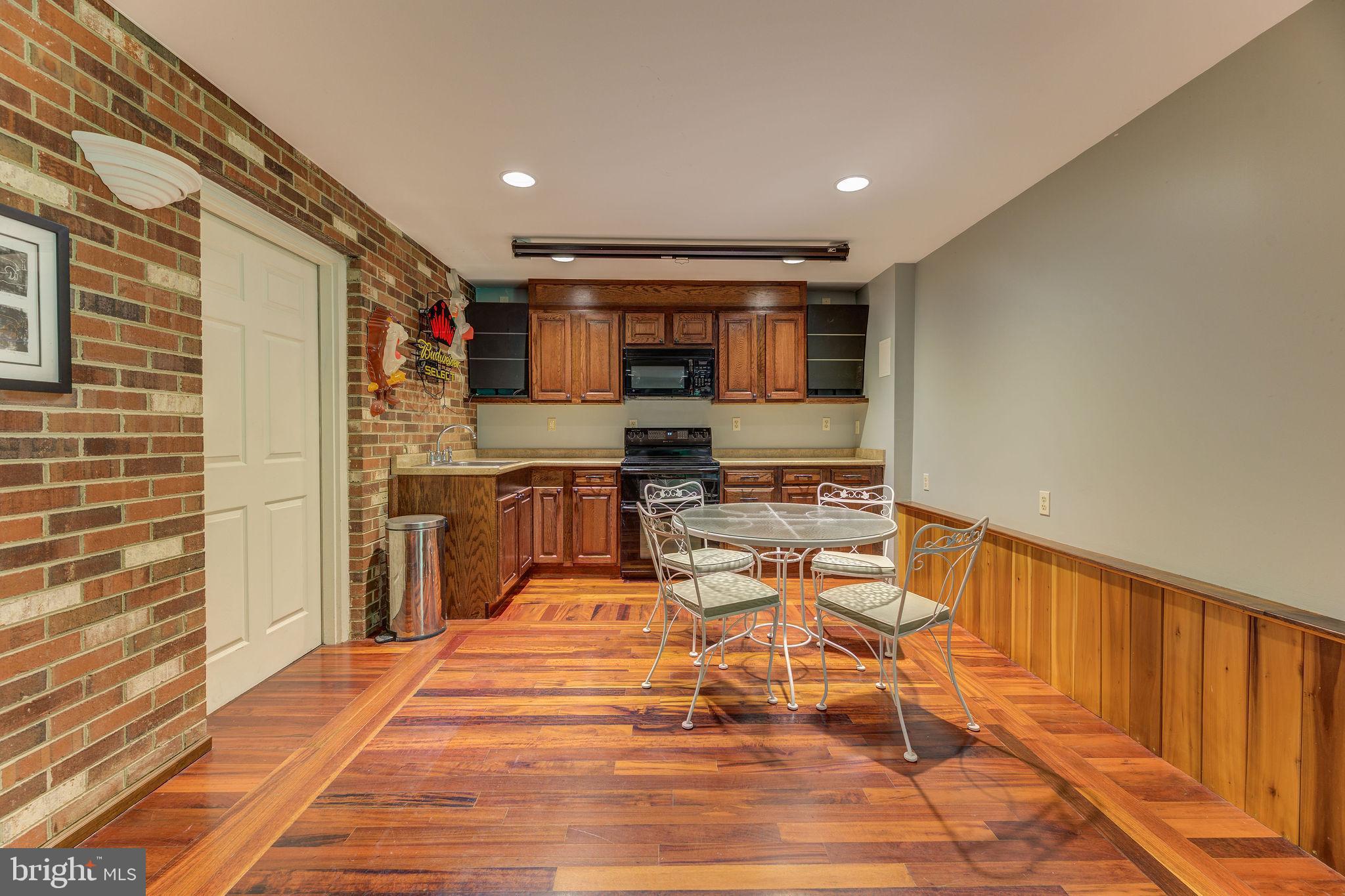 ASHWOOD MANOR - Residential