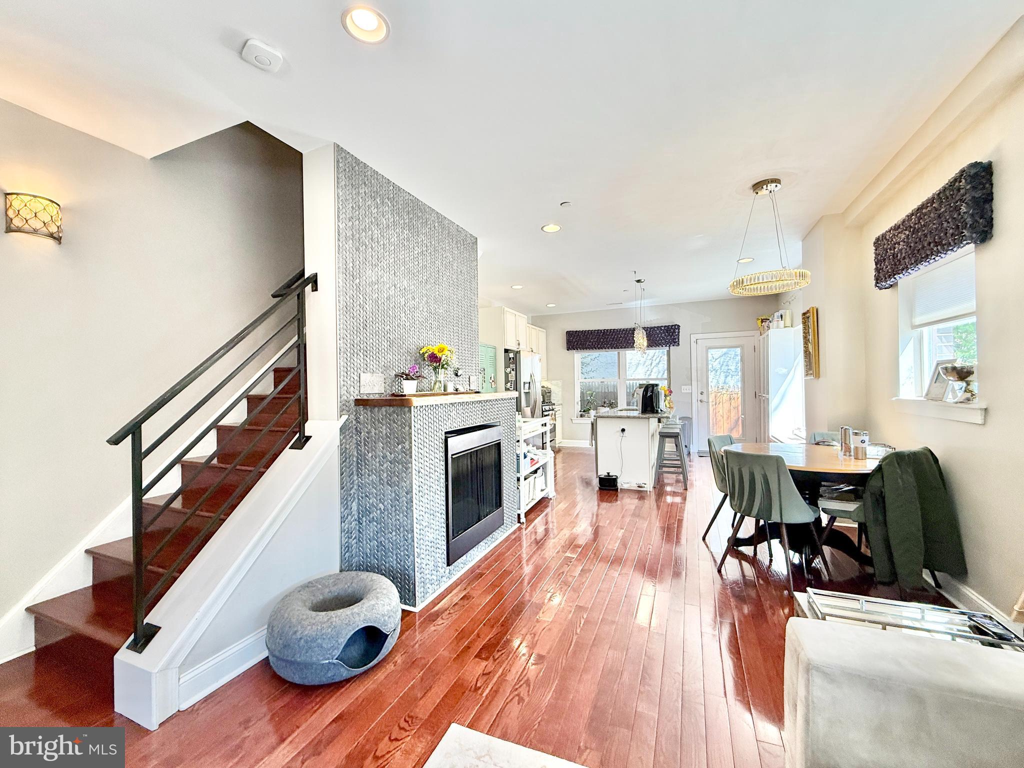 165 W THOMPSON STREET