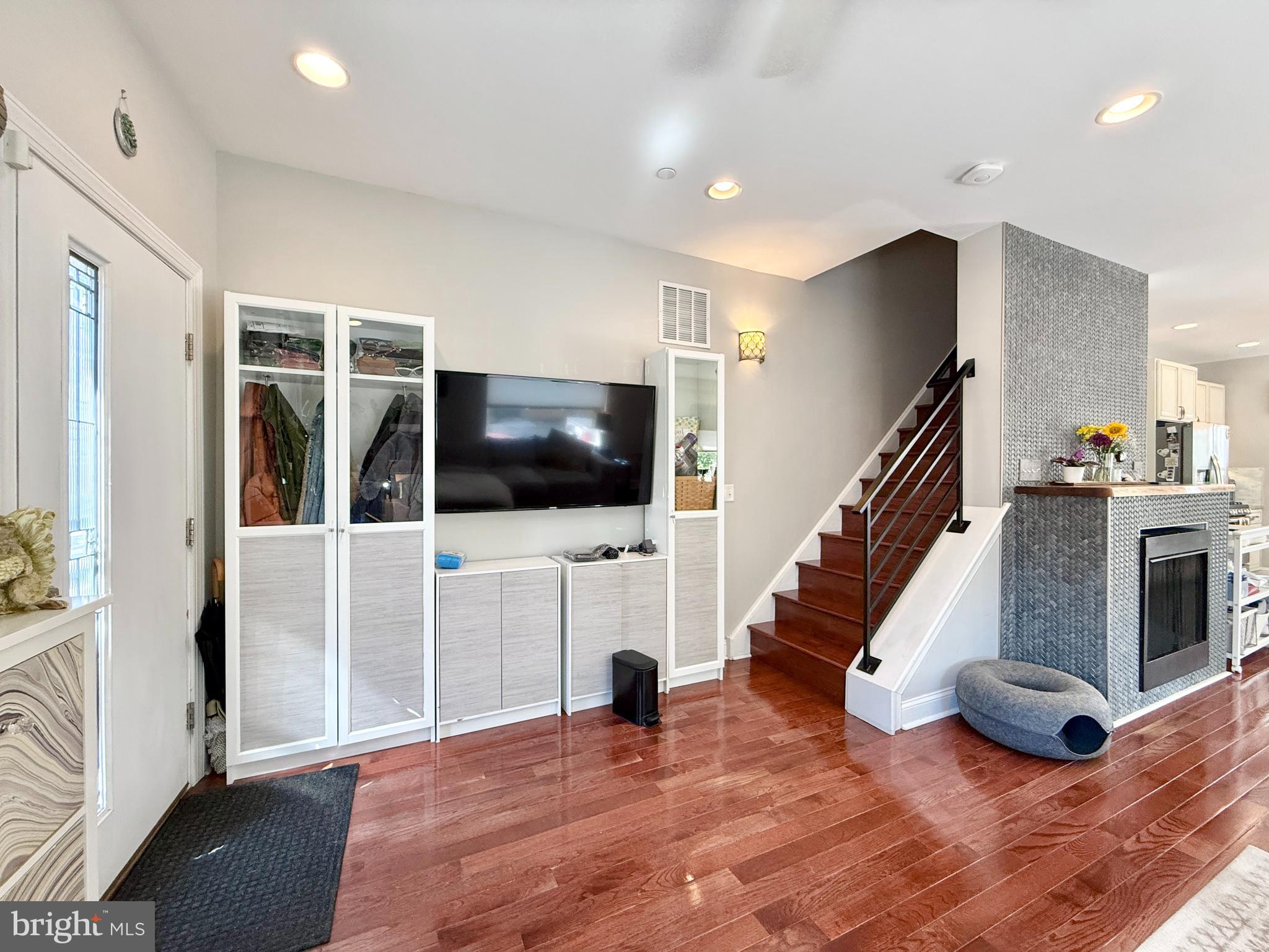 165 W THOMPSON STREET