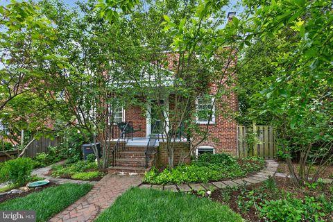 Photo of 5112 26th Road N, ARLINGTON, VA 22207 (MLS # VAAR2072380)