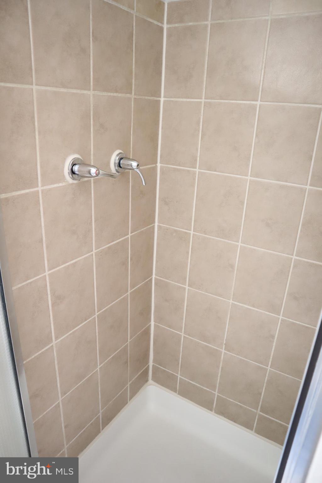 PICKWICK VILLAGE - Residential Lease