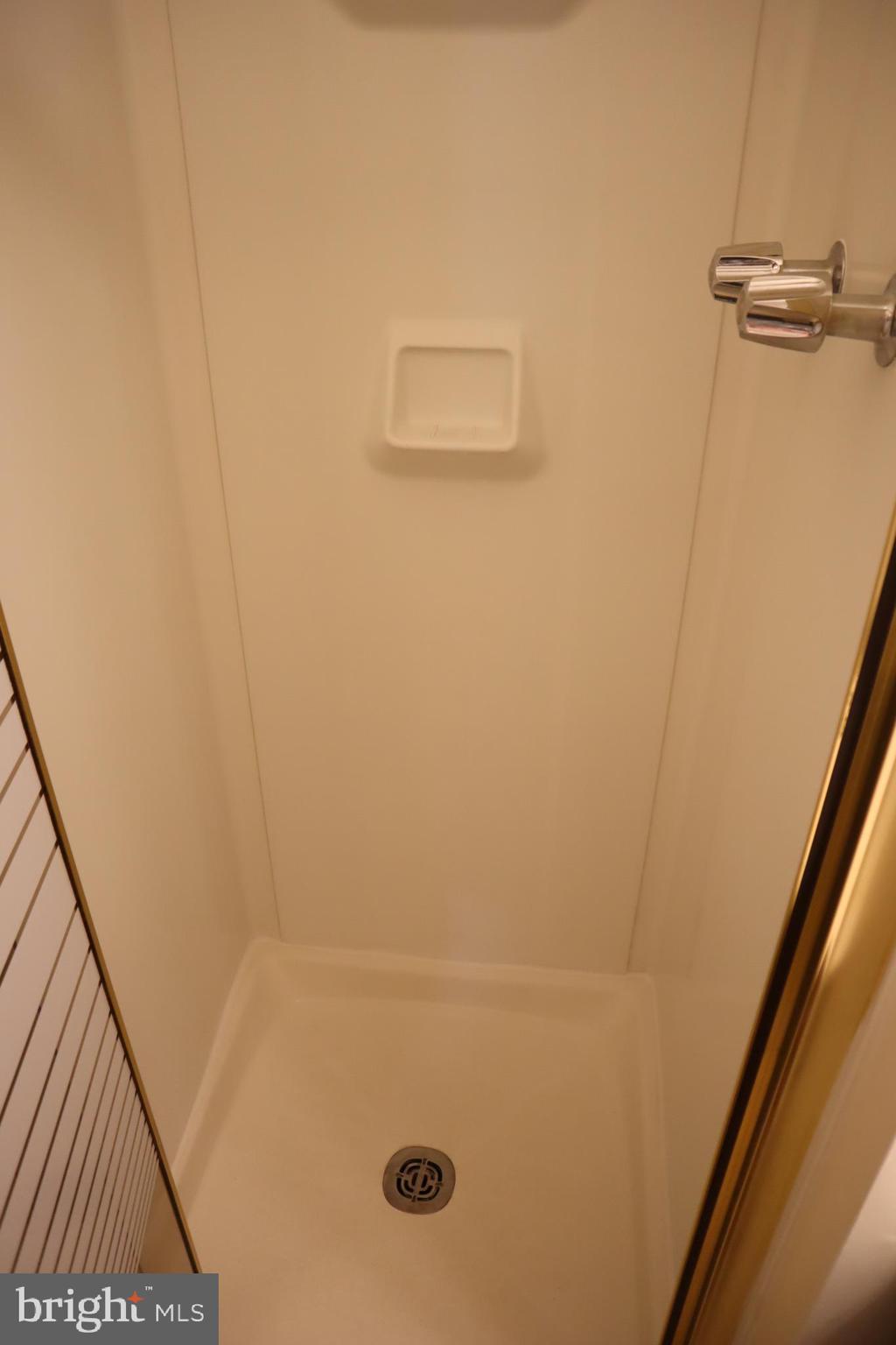 PICKWICK VILLAGE - Residential Lease