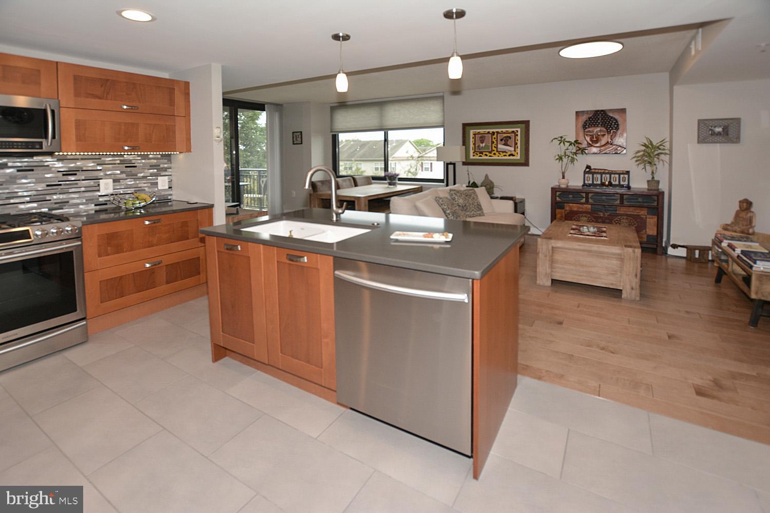 MIDTOWN ALEXANDRIA STATION CONDOMINIUM - Residential Lease