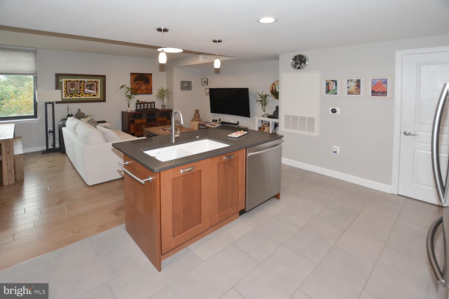 MIDTOWN ALEXANDRIA STATION CONDOMINIUM - Residential Lease