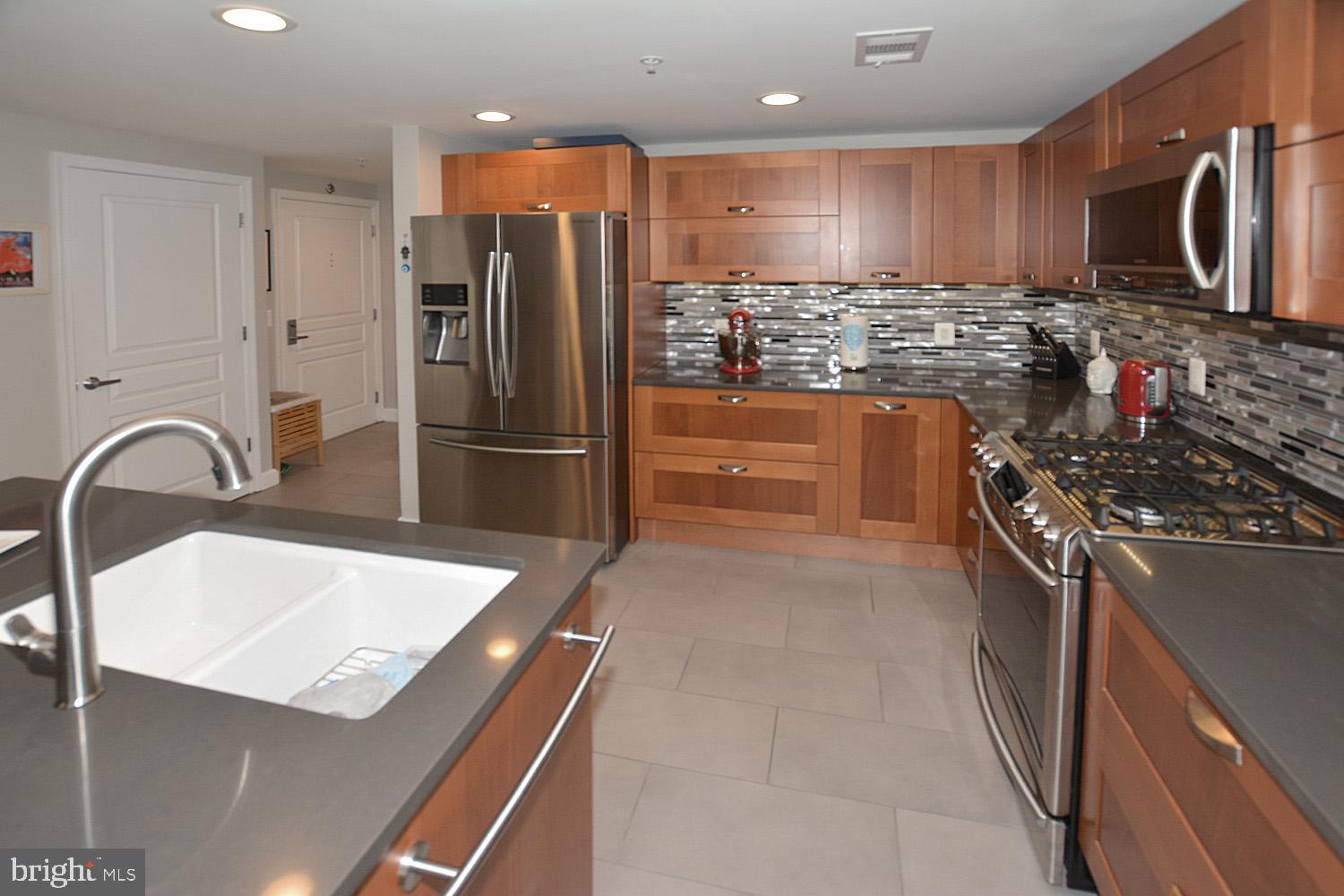 MIDTOWN ALEXANDRIA STATION CONDOMINIUM - Residential Lease