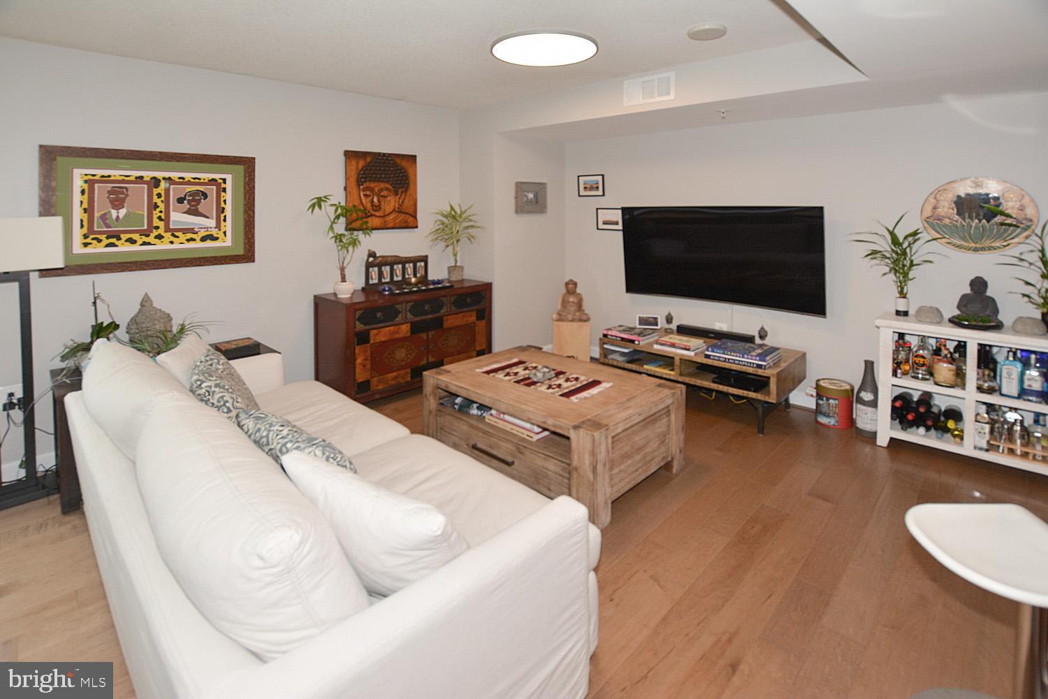 MIDTOWN ALEXANDRIA STATION CONDOMINIUM - Residential Lease