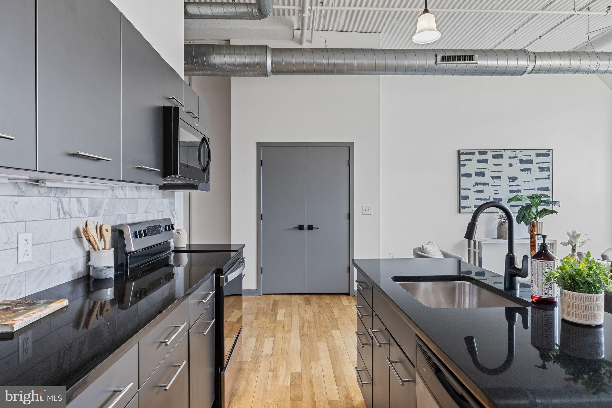 LOGAN SQUARE - Residential