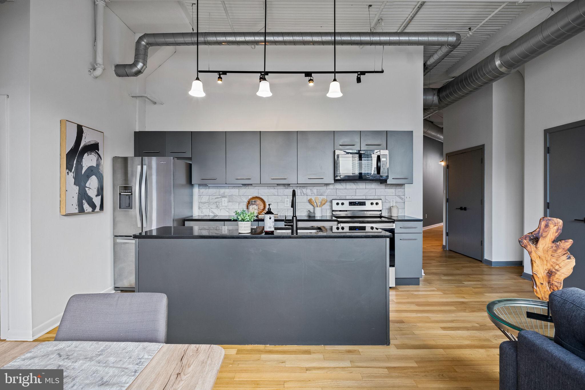 LOGAN SQUARE - Residential