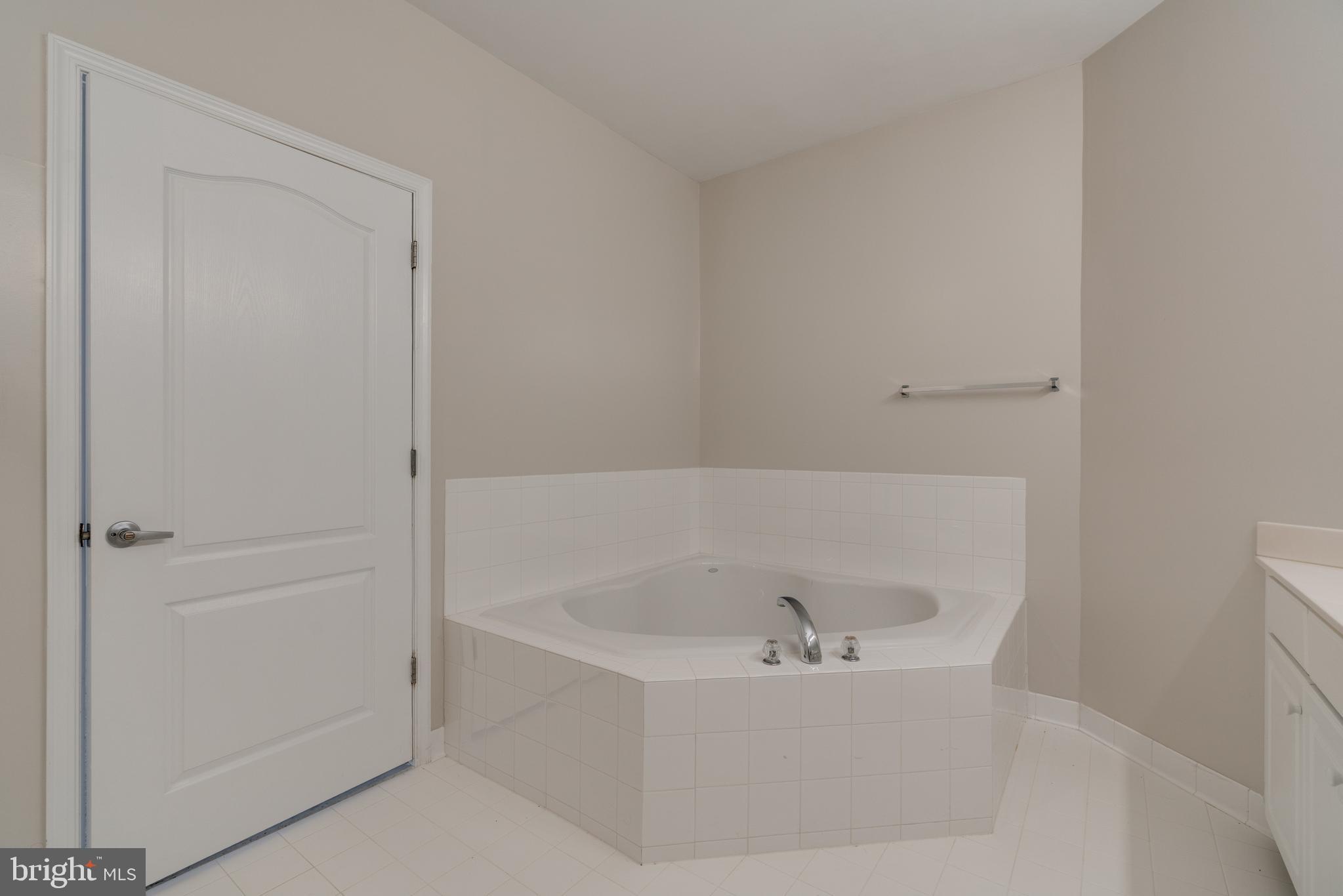 POTOMAC POINTE CONDOMINI - Residential Lease