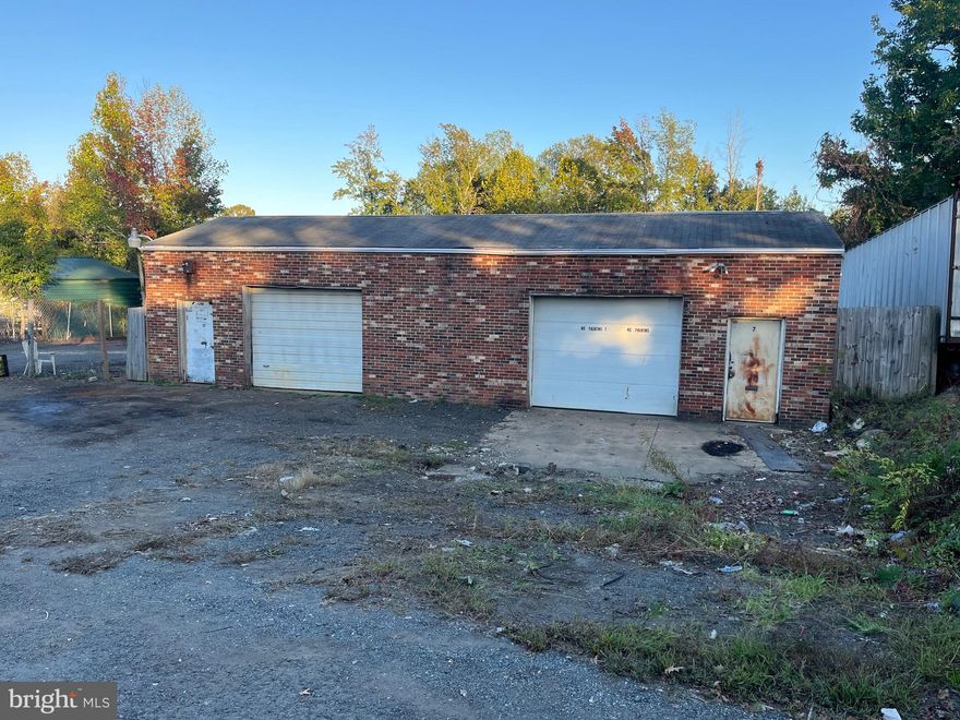GREAT COMMERCIAL PROPERTY FOR AUTO RELATED ACTIVITIES, LOCATED ON AN OVERSIZED LOT PERFECT FOR STORAGE OR PARKING  BIG TRUCKS,  BUILDING HAS 2 BAYS, PERFECT FOR A POSSIBLE USED AND NEW TIRE BUSINESS, THANK YOU FOR SHOWING. fenced area with boat not included