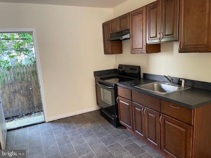 Welcome to 3139 Custer St, a spacious 3-bedroom, 1-bathroom home ready for immediate move-in. This home offers ample living space and comfort. Pets are welcome. Tenants are responsible for all utilities. Don't miss the opportunity to make this charming home yours!